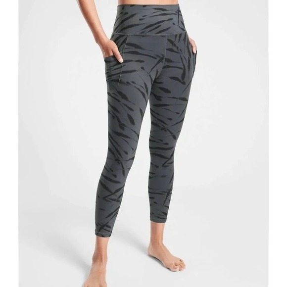 Athleta Pants - Athleta • Salutation Stash‎ Pocket II 7/8 Tight Grey Tiger Stripe Leggings XS
